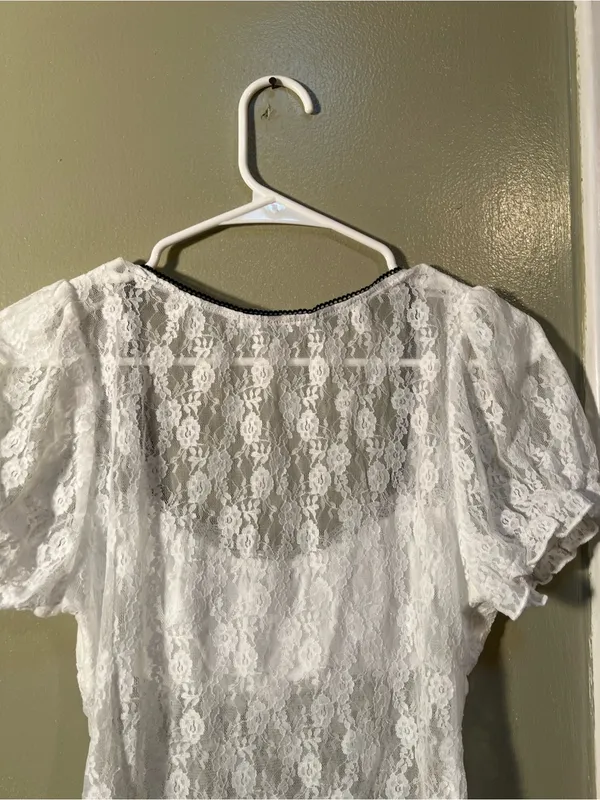 Women’s Sz Medium Short Sleeve Blouse White Lace Black Trim Bow Scoop Neck Sheer - Image 10