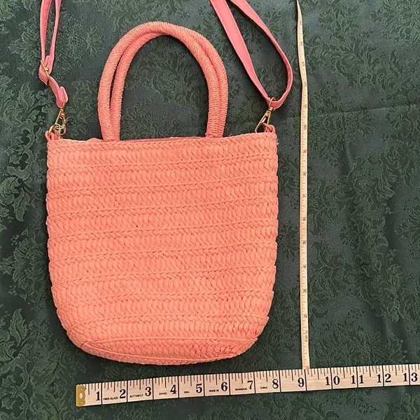 Crossi NWT pink woven straw handbag with handles and removable crossbody strap - Image 4