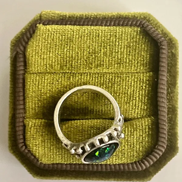 Simulated Green Opal Gemstone Titanium Steel Silver Ring Size 6 - Image 3