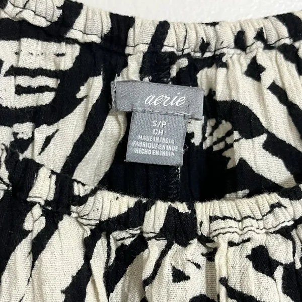 Aerie Women's Off The Shoulder Floral Print Crop Top Size Small Black‎ & White - Image 2