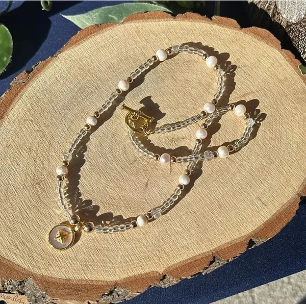 Handmade Elegant Freshwater Pearl and Gold tone Pendant Necklace - Image 4