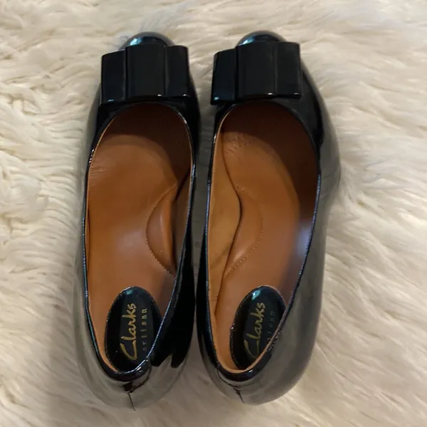Clarks Artisan Shoes size 8.5 patend leather with bow color black - Image 10