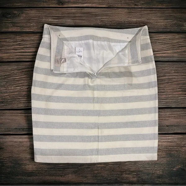 LOFT Gray & White Striped Pencil Skirt with Button Accents & Pockets Size 8 NWT - Image 2