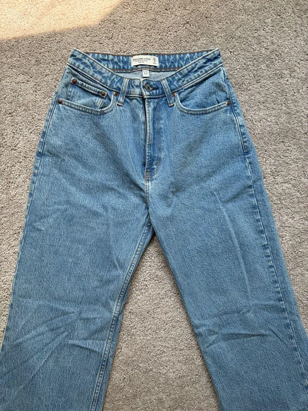 Abercrombie High-Rise Jeans 90s Curve Love - Image 2