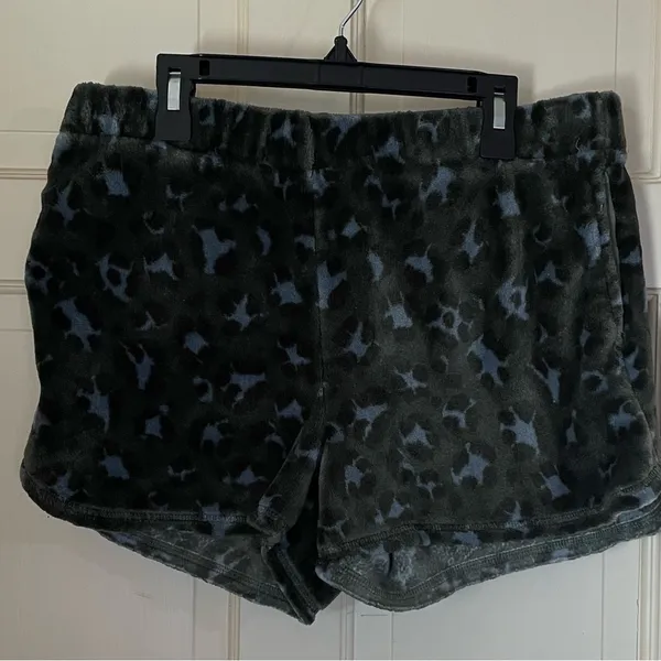 AERIE Shorts Green Cheetah Print Fleece Size Medium Pajama Lounge Beach Travel - Image 10