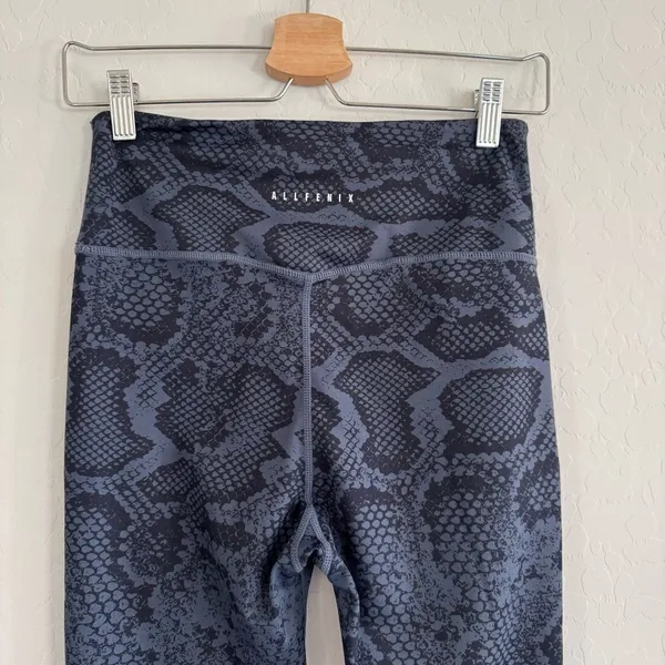 Anthropologie All Fenix Leggings Medium High Rise 7/8 Yoga Blue Snake Print M - Image 5