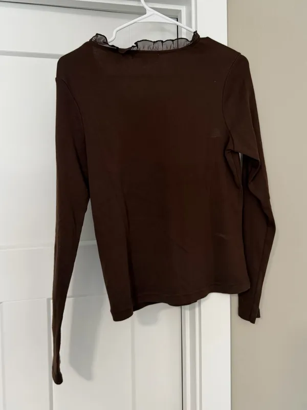 Central Falls Brown Long-Sleeve V-Neck Ruffle Trim Tee - Image 3