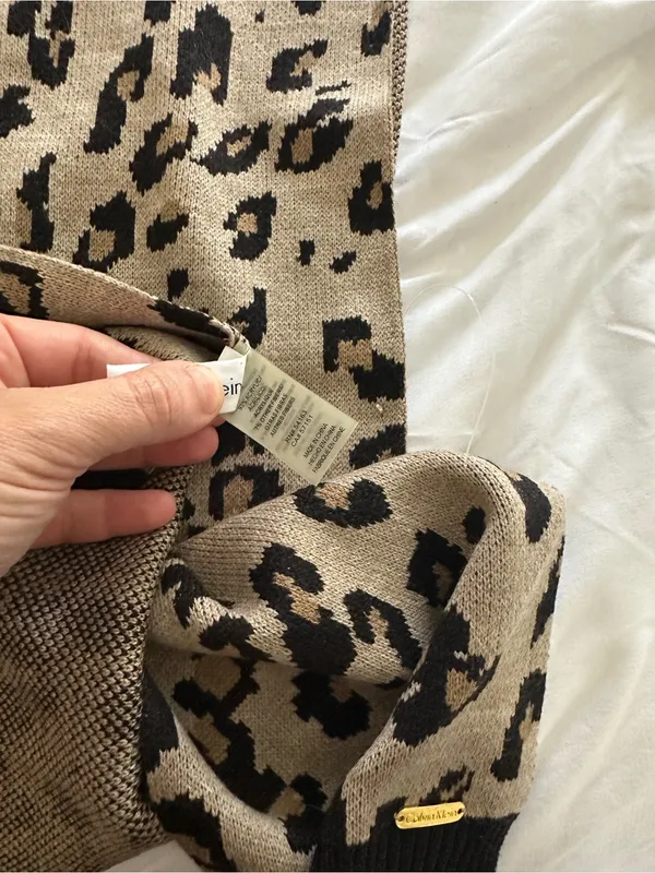 Calvin Klein Beige Cheetah Print Scarf NWOT One Size - Image 4