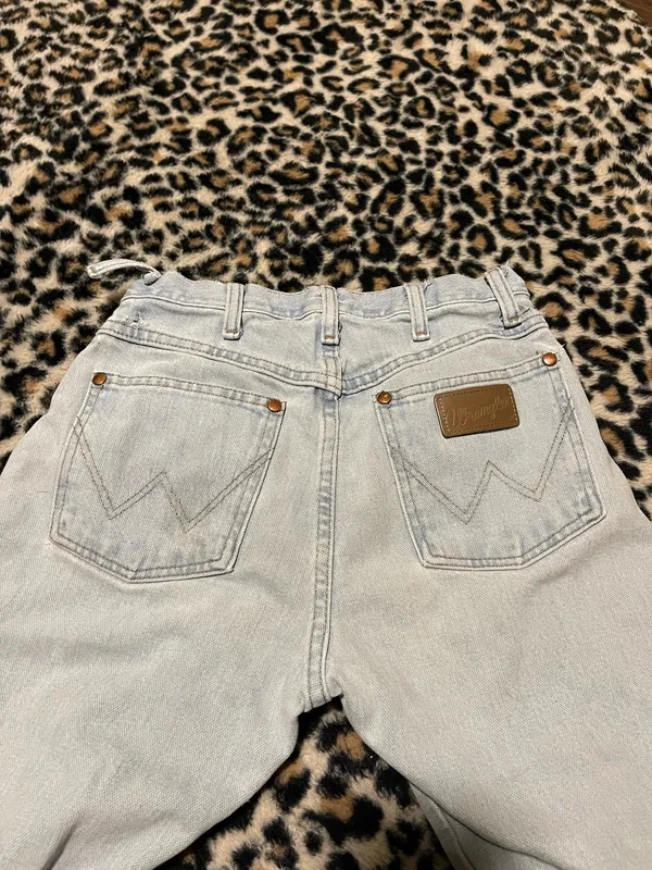 Light Wash Wrangler Jeans - Image 7