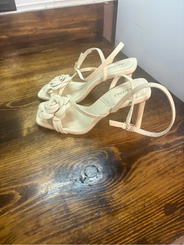 Aldo tan floral strappy chunky heels size 5.5 - Image 2