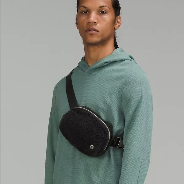 NWT Lululemon Everywhere Fleeced Belt Bag Black - Image 4