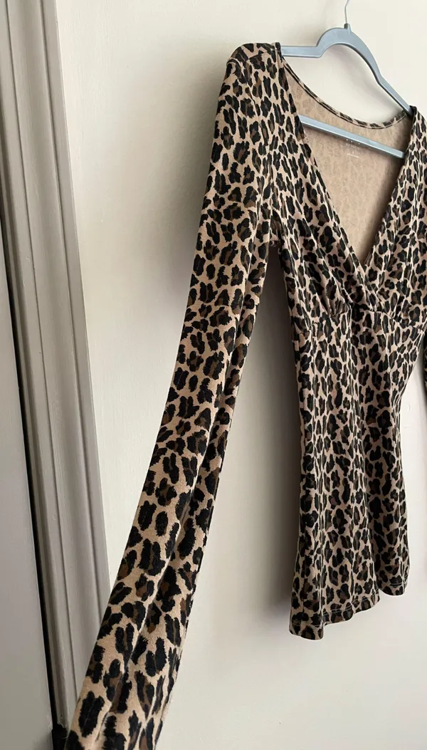 Sexy Basic Vneck Leopard Print - Image 3
