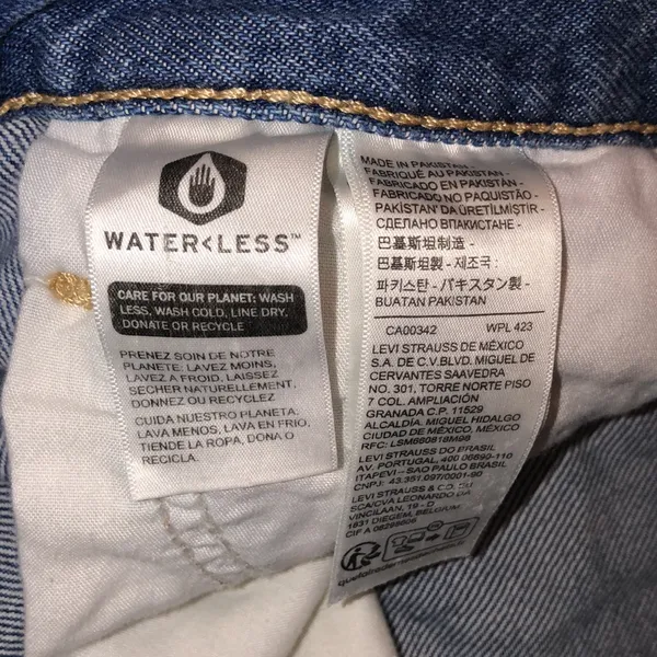 Levi’s high waisted MOM jeans distressed size 24 - Image 7