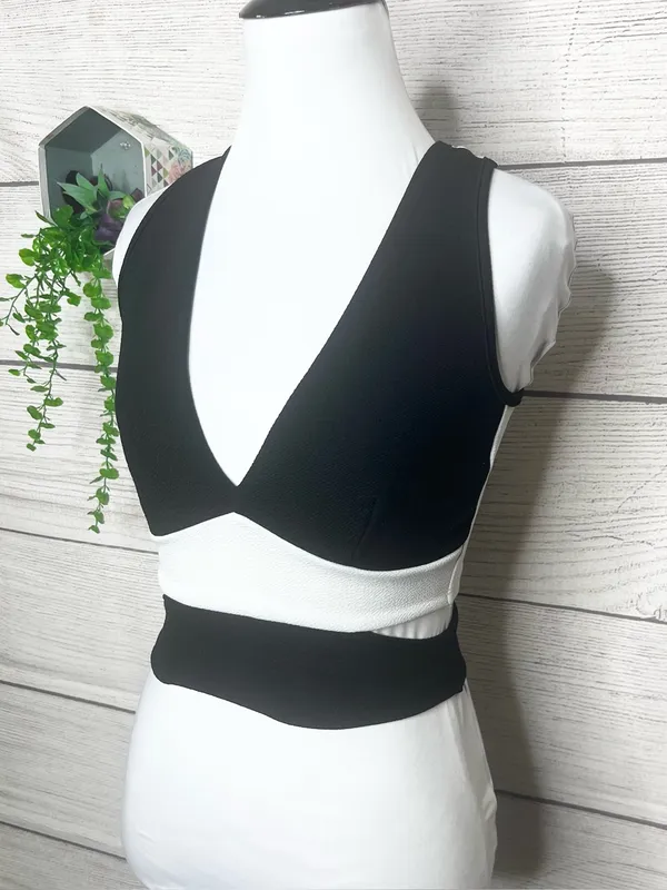 Vintage Y2K Black & White Sleeveless Cutout Crop Top Size XS - Image 4
