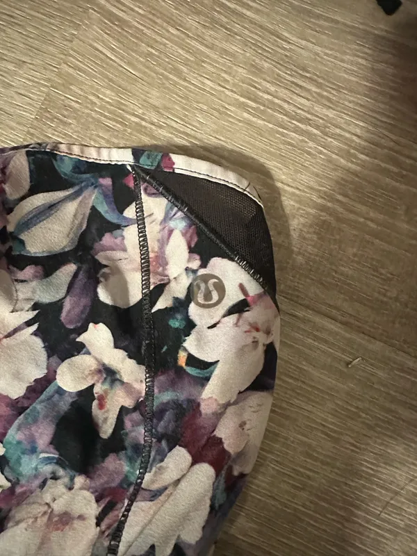 Lululemon Shorts Hotty Hot 2.5" Low-Rise - Image 3