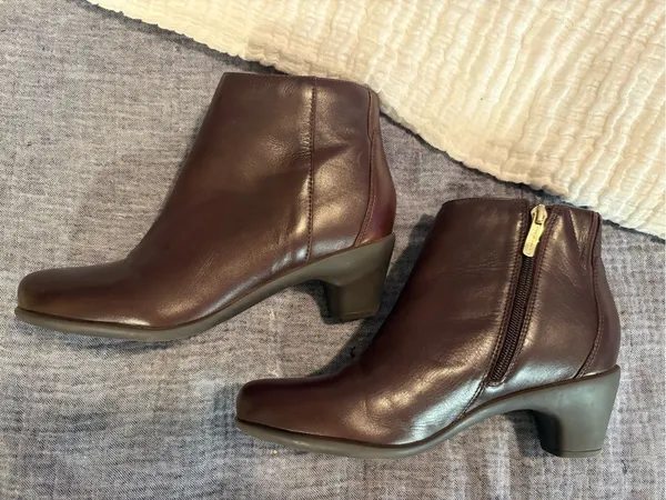 Easy Spirit Women's Dark Brown Leather Ankle Booties with Side Zipper - Image 5