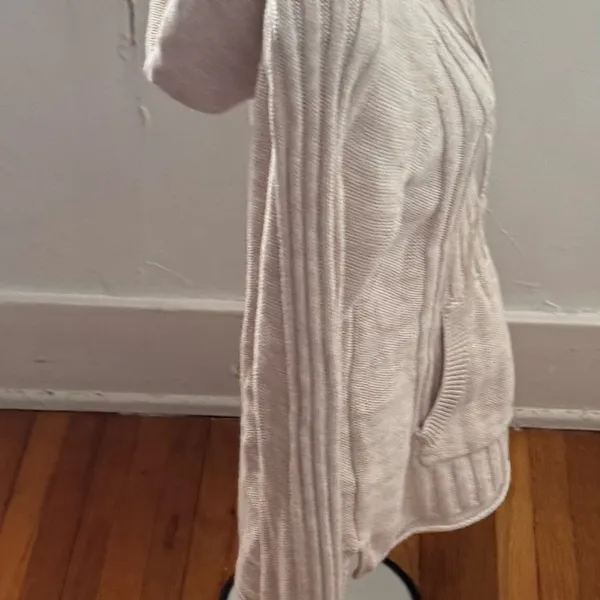 Roxy Cream cable Knit Hooded V-neck kangaroo pocket Sweater, size M outdoor - Image 3