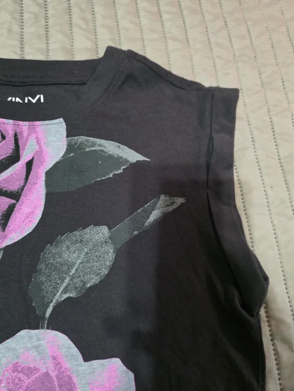 Vinyl Icons Cropped Purple Rose Graphic Tee in charcoal gray M Grunge Floral - Image 3