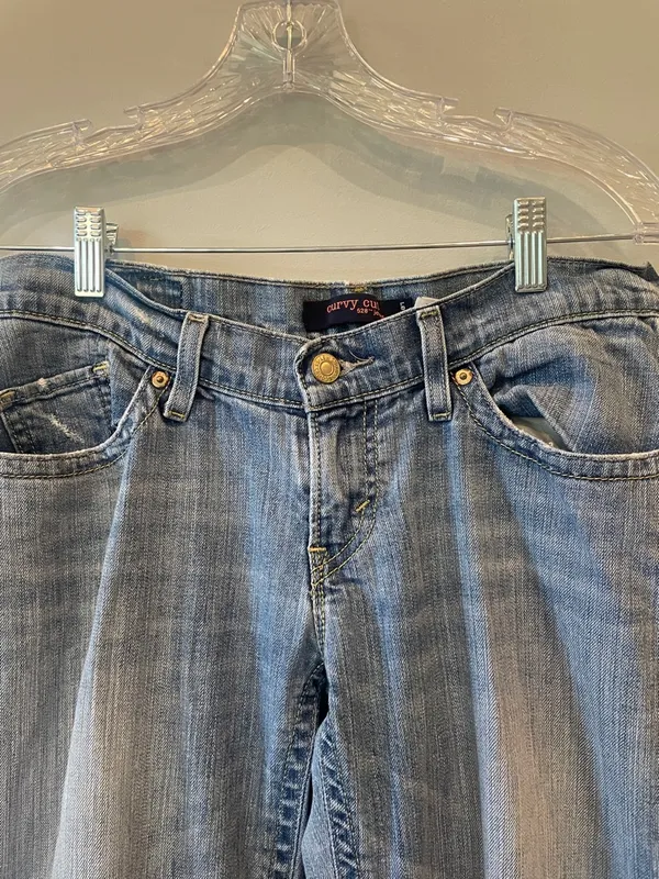 Classic Light Wash Women’s Jeans - Levi’s curvy cut size 5 - Image 3