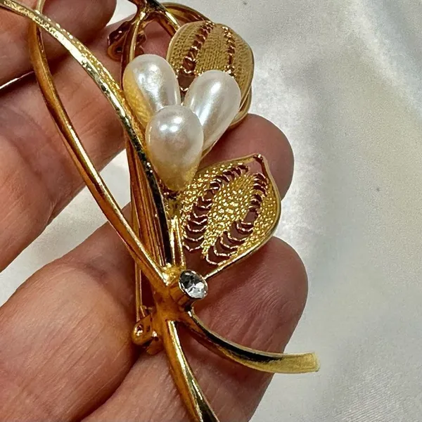 Vintage gold tone faux pearl filagree leaf brooch - Image 4