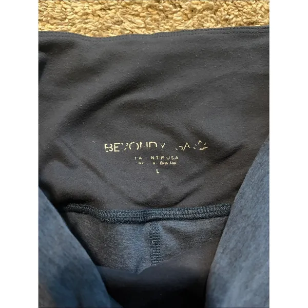 Beyond Yoga Nocturnal Navy Spacedye Walk & Talk High Waisted Capri Legging Large - Image 4