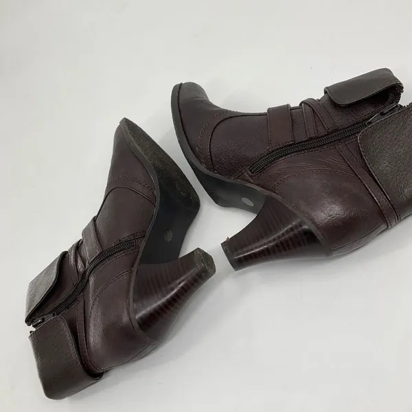 St. Johns Bay Womens 9M Brown Leather Ankle Boots Stacked Heel & Buckle Details - Image 6