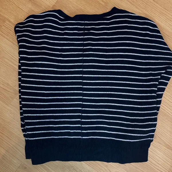 Abercrombie & Fitch Navy and White V-Neck Sweater - Image 3