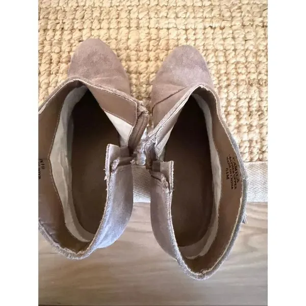 Tahari Camila Taupe Suede Fringe Ankle Booties Women’s 6.5M Stacked Heel - Image 6