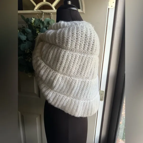 Vintage handmade knit cream sweater tie shoulder shawl, one size - Image 7