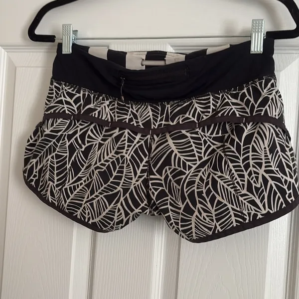 Lululemon Speed Up Shorts 3” Inseam Black White Palm Leaves Size 4 Shorts - Image 4