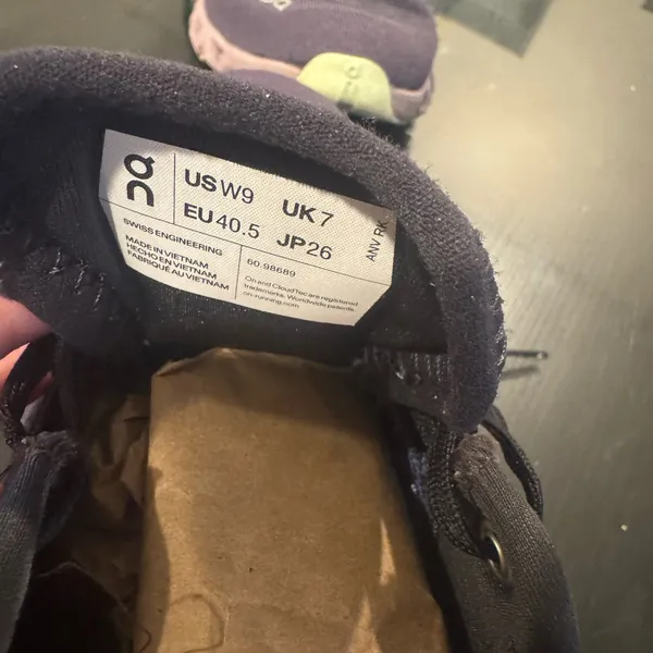 On cloud sneaker - Image 5