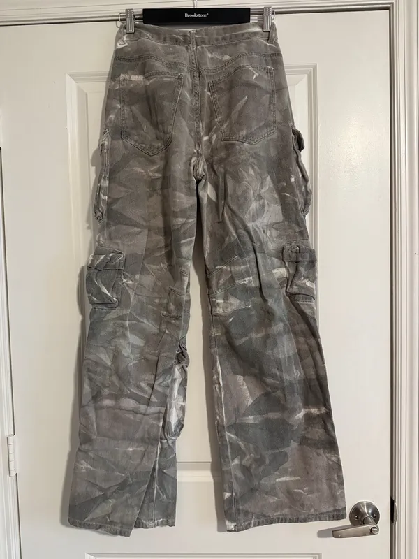 Forever 21 Camo Cargo Pants - Image 4