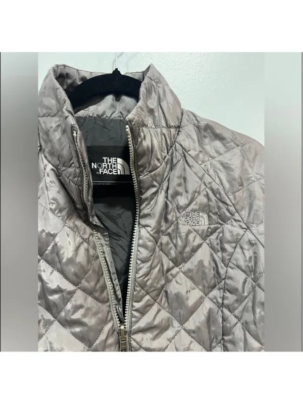 The North Face W’s Quilted Puffer Jacket Size S Grey - Image 2