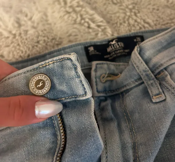Lightwash Distressed Skinny Jeans - Image 4