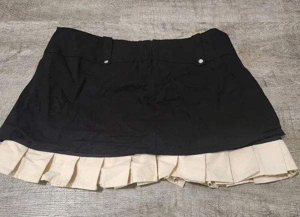 NWT White Fox Black Mini Pleated Skirt Size Large - Image 2