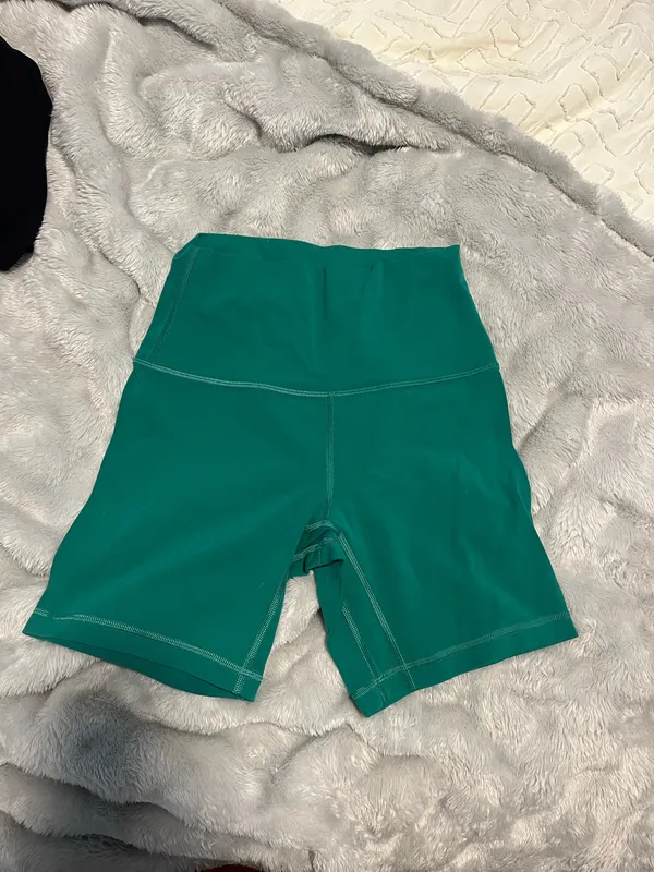 Lululemon Shorts 6inch size 4 - Image 2