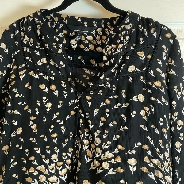 White House Black Market Black Floral V-Neck Blouse Size XS - Image 4