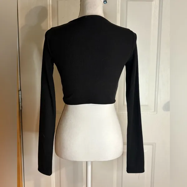 White Fox Boutique Black Ribbed Crop Top size Medium - Image 5