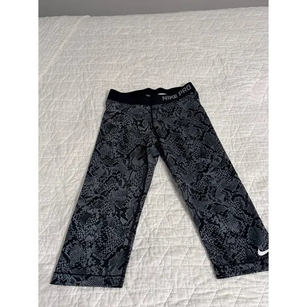 Nike‎ Pro Women's Capri Leggings Size Small - Image 3