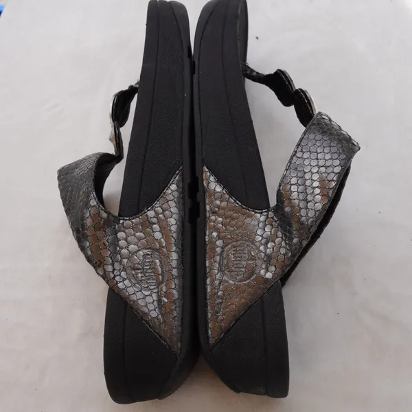 FitFlop Sandals Women Size 8 Black Snakeskin Crystal Microwobbleboard Thong - Image 2