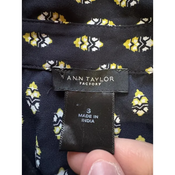 Ann Taylor‎ Factory Women Size Small Long Sleeve Button Down Blouse Polyester - Image 3