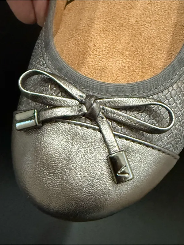 VIONIC Minna Ballet Flats in Pewter Metallic Gray Snake Print Cap Toe Size 6 - Image 13