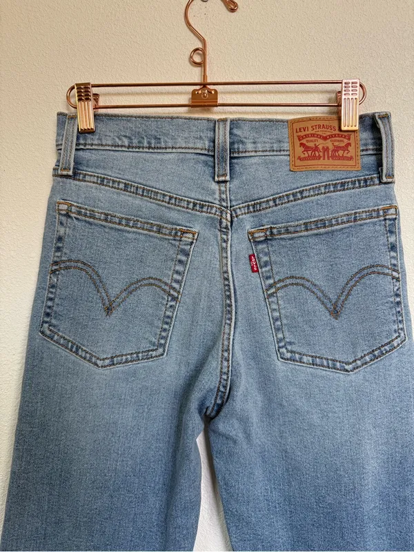 Levi’s Wedgie Straight Jeans Women’s Size 26 Light Wash Distressed Raw Hem - Image 4