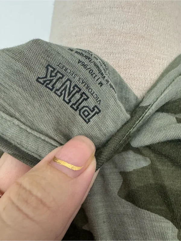 PINK - Victoria's Secret Camo Camouflage Olive Green Tee Tshirt medium - Image 4