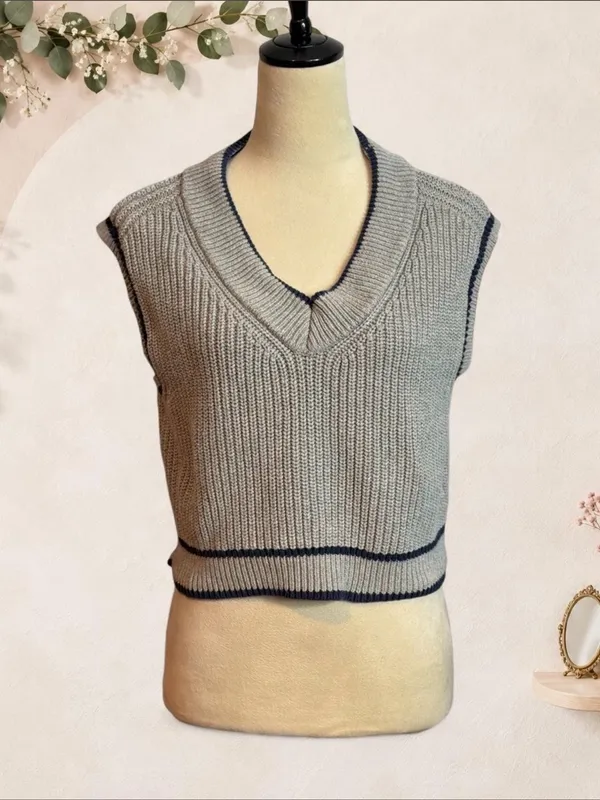 Abercrombie & Fitch Gray Navy Trim Cropped Ribbed V-Neck Sweater Vest Small - Image 3