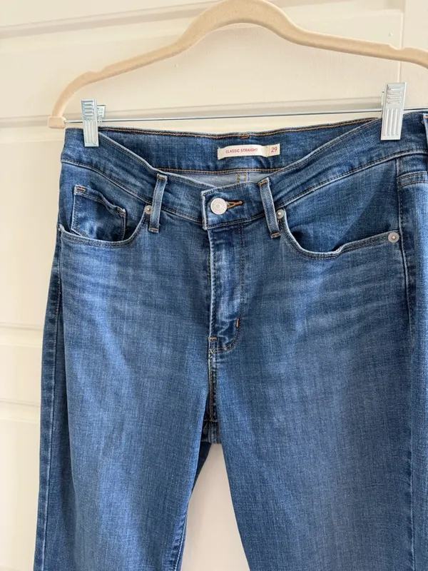 Levi’s Classic Straight Women’s Jeans in Medium Blue - Image 2