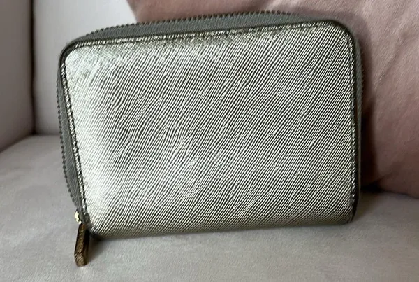 Tory Burch wallet flaws noted and minor stains. - Image 4