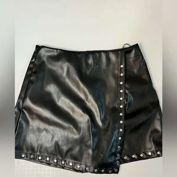 SheIn NWT Black Studded Skort, size M - Image 6
