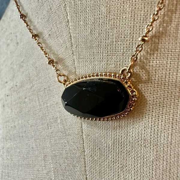 Black and gold tone pendant necklace - Image 3
