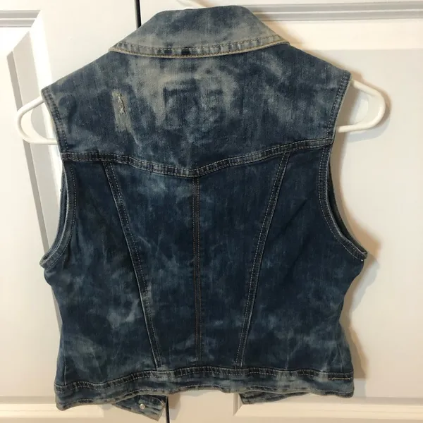 Sleeveless (slightly distressed) jean jacket Size M - Image 2